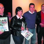 Al centre, la guanyadora, amb el seu trofeu, al costat del batle