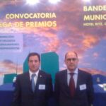 El batle de Benissa en l'acte de recollida dels guardons Bandera Verda