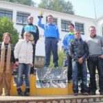 Vicent Mas Leyda, guanyador del Circuit a Peu Marina Alta 2010, mostra el trofeu a les autoritats de Gata