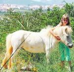 La xiqueta Luna Bock amb el seu poni Luna