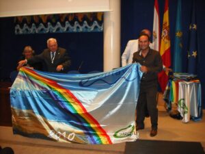 El regidor José María Serna reculla la Bandera Ecoplayas 2010