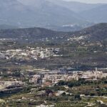 Teulada, en primer terme, i el polígon industrial de La Pedrera, pertanyent a Benissa, al fons