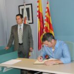 Pepe Ribes signa al llibre de personalitats de l'Ajuntament de Benissa.