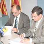 Juan Bautista Roselló, batle de Benissa; i Antoni Joan Bertomeu, batle de Teulada-Moraira, signen el conveni de col·laboració.