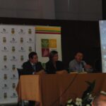 El batle, el president de l'associació de defensors del moscatell i la sotssecretària Pilar Amigo fan l'obertura de les V Jornades Vitícoles del moscatell