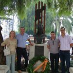 Regidors durant l'ofrena floral a la imatge del rei Jaume I