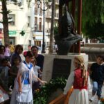 Ofrena floral a la imatge del Rei Jaume I durant els actes del 9 d'Octubre