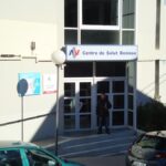 El regidor Xavi Tro davant l'ambulatori de Benissa