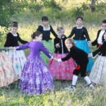 Els festers més joves recreen la imatge de La Gallina Cega a la zona del Pouet de Berdica
