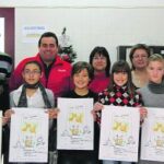 Membres de l'AMPA i alumnes de l'escola Manuel Bru durant la presentació de la campanya solidaria del xiquet afectat per meningitis