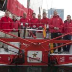 Patrons i equip de terra a bord de l'Estrella Damm Sailing Team