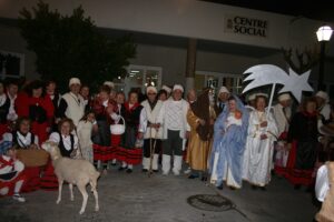 Els membres de l'Associació de Jubilats i Pensionistes Bèrnia vestits de pastorets durant el betlem itinerant de 2010.