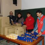 La Creu Roja reparteix aliments a l'arxiu municipal