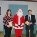 El Pare Noel visita l'Ajuntament per presentar el mercat de Nadal i el betlem itinerant
