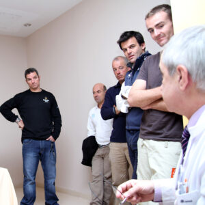 Pepe Ribes (esquerra) escolta atentament les explicacions del Dr Bonet,   del Centre Mèdic Teknon. Copyright Manuel Medir/ FNOB