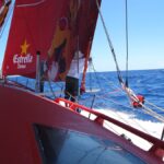 Alex Pella a la proa de l'Estrella Damm. 