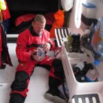 Àlex Pella L’Alex Pella prepara el seu menjar liofilitzat visiblement alegre per la progressió de l'Estrella Damm