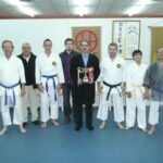 Marcos Sala amb el trofeu en mans juntament amb altres membres del Club de Karate Benissa i el regidor d'Esports paco Montagut