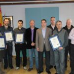 El batle Juan Bautista Roselló i el regidor de Promoció Econòmica, Xavi Estupiñá amb els responsables dels comerços que han obtingut el reconeixement "comerç excel·lent"