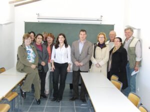 Alumnes de l'EPA amb el batle Joan Baptista Roselló i Josefina Ivars, regidora d'Educació.