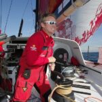 Pepe Ribes (esquerra) i Alex Pella treballen dur a bord de l'Estrella Damm. Copyright Jorge Andreu. 