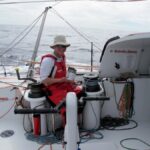 Alex Pella amb el seu sobre de menjar liofilitzat i la moral alta a bord de l’Estrella Damm Alex Pella amb el seu sobre de menjar liofilitzat i la moral alta a bord de l’Estrella Damm