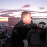 Alex Pella pensa com atrapar els seus rivals a bord de l'Estrella Damm