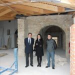 La directora general del Llibre, Arxius i Biblioteques visita les obres de les cases del Carrer Puríssima, on s'ubicarà la futura biblioteca de Benissa