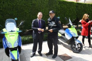 El regidor José María Serna i l'inspector en cap de la policia local,   Rafael Urbano,   reben les claus de les dues motos.