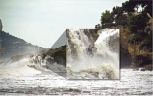 Un jove cau a l'aigua a la platja de la Fustera en ple temporal marítim