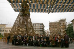 Un grup de benisseres visita València per veure les falles