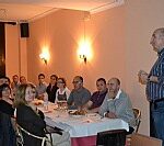 Els empresaris durant el café - tertúlia de promoció dels seus negocis a Internet Els empresaris durant el café - tertúlia de promoció dels seus negocis a Internet