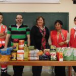 Voluntaris de la Croja, acompanyats de la regidora de Sanitat, Maria Llopis, durant l'acte de donació d'aliments a les famílies necessitades de Benissa