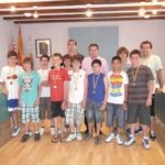 L'equip aleví masculí de bàsquet amb les autoritats