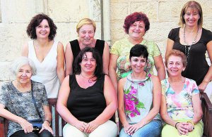 El grup de huit dones voluntàries de Benissa El grup de huit dones voluntàries de Benissa