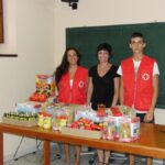 Voluntaris de la Creu Croja, amb la regidora de Sanitat Gloria Ivars, durant la donació d'aliments