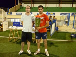 Arturo Poquet, regidor d'Esports, lliura a un jugador del FS Benissa "A" el trofeu del Torneig d'Estiu de Futbol Sala Comarcal Vila de Benissa de 2011 