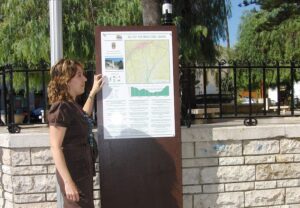 La regidora de Patrimoni Històric, Pepa Martí, presenta la senyalització de la ruta de senderisme del Molí del Quisi