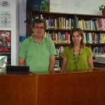 La regidora de Cultura Pepa Martí amb el bibliotecari Vicente Gomis