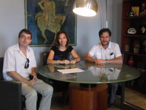 Signatura de l'acta d'ocupació de l'escola Manuel Bru Signatura de l'acta d'ocupació de l'escola Manuel Bru