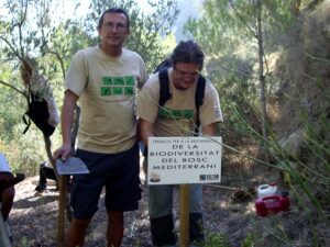 Dos voluntaris del programa Volcam a la serra de Bèrnia
