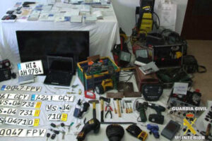 Material confiscat per la Guàrdia Civil en l'operació contra el robatori dels tot terreny de luxe