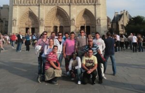 Els alumnes de l'Escola Taller de Benissa davant la Catedral de Notre Dame de París