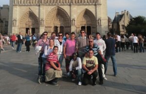 Els alumnes de l'Escola Taller de Benissa davant la Catedral de Notre Dame de París Els alumnes de l'Escola Taller de Benissa davant la Catedral de Notre Dame de París