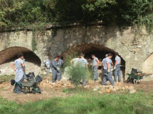 Treball dels alumnes de l'Escola Taller de Benissa a la "Batterie de la pointe" de Palaiseau