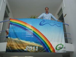 El regidor Arturo Poquet amb la bandera d'Ecoplayas