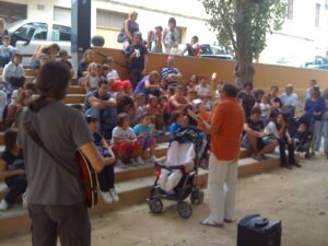 El mestre Pere Cabrera llig una rondalla a la glorieta Dolors Piera en el Correllengua 2011 a Benissa