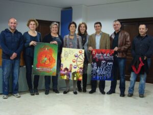 El jurat amb els cartells guanyadors del Concurs de Cartells anunciadors de festes 2012