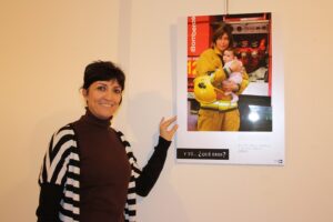 La regidora de la dona, Gloria Ivars, amb una de les fotos de l'exposició "Y tú...¿Qué eres?"