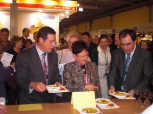 La presidenta de la Diputació d'Alacant i el batle proven el putxero de polp a l'estand de Benissa en el XIII Congrés "Lo Mejor de la Gastronomía"